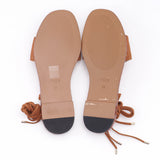 Maje Flache Sandalen für Damen in Camel mit Nieten und Bindeband, Größe 38 (EU), 5 (UK), 7,5 (US), MFACH00497
