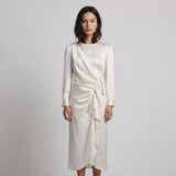 Sandro Paris Langes Damenkleid aus ecrufarbenem Satin mit langen Ärmeln, Größe 40 L 12 SFPRO03284